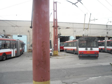 Vozovňa Hroboňova, Škoda 21Tr sa schováva za stĺpom