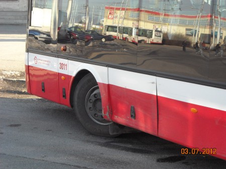 2x havarovaná #3011 prestávkuje na Železničnej stanici