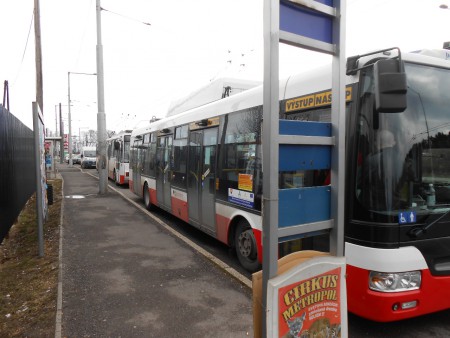trolejbusy odstavené na zastávke Podháj SZU pre strhnuté vedenie
